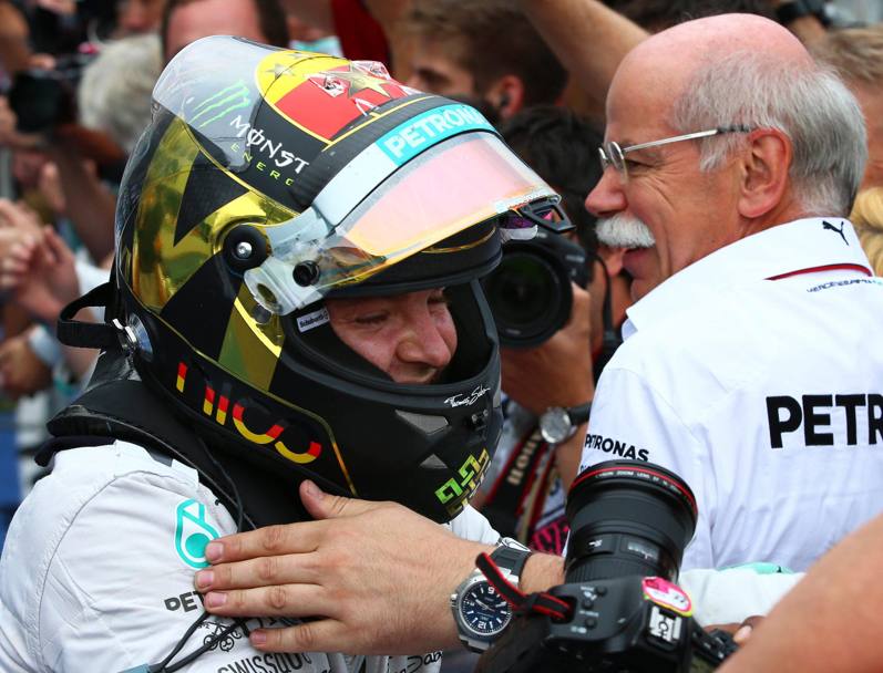 Rosberg abbraccia Dieter Zetsche, ceo Daimler (Epa)